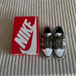 Nike Dunk Low Medium Olive (W)